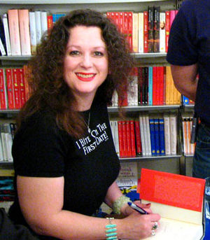 laurell-k-hamilton-530482_300_343